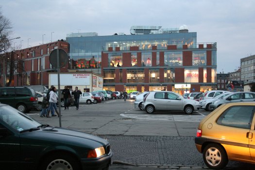 Parking przy centrum handlowym Solaris na Placu Kopernika